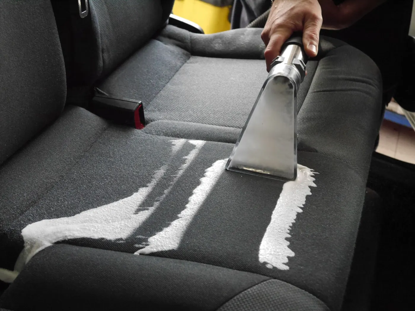 Autositz wird mit dem Waschsauger gereinigt